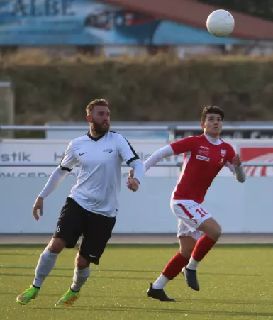Den Ball im Blick und seinen Kummerfelder Gegenspieler<br>Björn Petersen im Rücken hat hier ein Spieler von Odda.