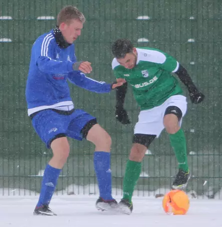 HSV-Stürmer Ahmad Aboras (rechts) bittet den Hetlinger Markus Pidde zum Tanz.