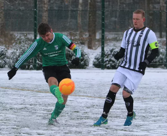 Der Heidgrabener Kapitän Fabian Doell (links) ist hier vor Jon Schwertfeger, Torjäger der Rasensport-Reserve, am Ball.