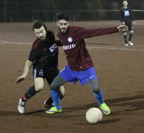 Der Pinneberger Rzgan Mirza Elias (rechts) im Duell mit Arthur Reichert vom TSV Uetersen.