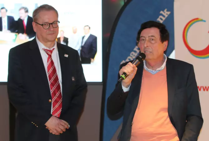 Dr. Heinz Wings (rechts), ehemaliger Vorstandsvorsitzender der Sparda-Bank, und HFV-Pressesprecher Carsten Byernetzki.