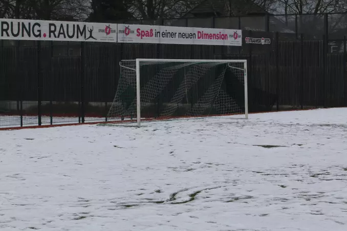 Schneebedeckte Plätze, hier der Kunstrasenplatz am Lokstedter Steindamm, gehören für diesen Winter hoffentlich der Vergangenheit an.