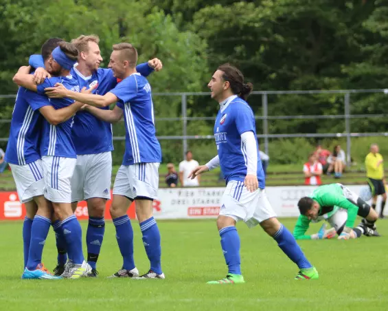 So feierten die Saseler Spieler am 13. August 2017 im Hinspiel ihren goldenen Treffer, während VfL-Keeper Lucas Albracht (rechts) am Boden lag.
