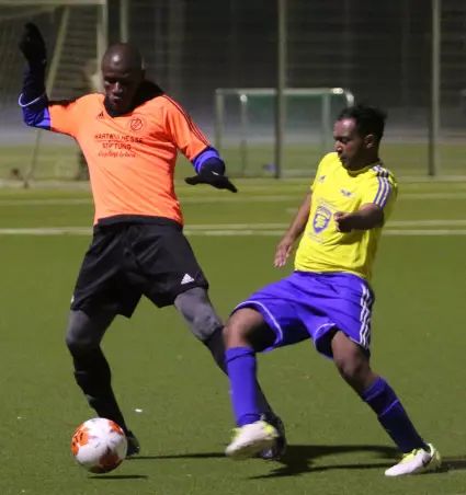 HMTV-Verteidiger Ishmael Brown (links) im Duell mit Ashwin Adolf<br>Fernandes, einer Leihgabe des Eidelstedter Landesliga-Teams.