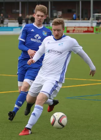 Hier ist der Tornescher Dennis Beckmann (rechts)<br>noch vor Daniel Meier am Ball ‒ später traf der<br>Harksheider zweimal.