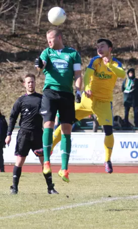 Jan Eggers (Wedel, links), der im Sommer zu<br>BU wechselt, im Kopfball-Zweikampf mit<br>dem Barmbeker Kevin Lange (rechts), der<br>sich später das Kreuzband riss.