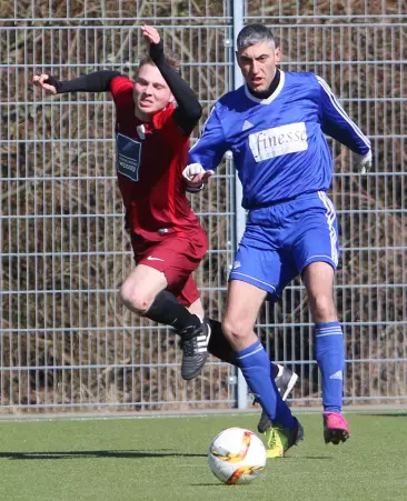 Protagonisten der Partie: Während Yannik Kurowski<br>(Roland, links) in der Schlussminute traf, vergab Ümit<br>Kalebas, Leihgabe des SCP-Alt-Herren-Teams, zuvor<br>eine Großchance.