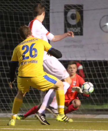 Torwart Patrick Hartmann (im roten Trikot) bleibt dem<br>TuS Osdorf treu.