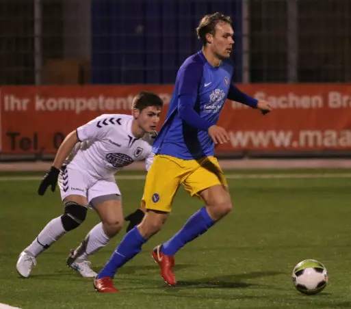 Klaas Kohpeiß (rechts), der den SC Victoria in Führung brachte, ist hier vor dem Wedeler Christian Najjar am Ball.