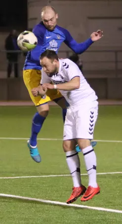 Marc lange (SC Victoria, oben) und der<br>Wedeler Marcus Richter, hier am<br>Dienstagabend im direkten Duell, sind<br>am Freitagabend erneut am Ball.