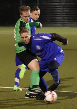 Dreikampf um den Ball zwischen dem Rissener<br>Alexander Mombeck (Mitte) sowie den beiden<br>Hetlingern Hendric Oeding (vorne) und Max Hinkel.