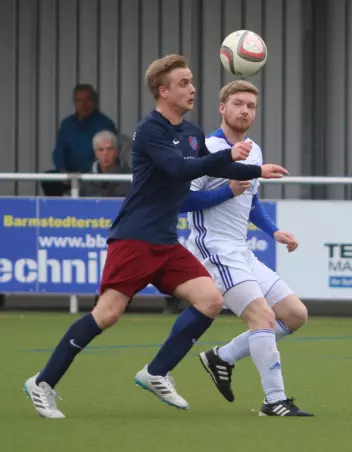 Der Tornescher Dennis Beckmann (links) und SCS-<br>Akteur Lucas Altsinger kämpfen um den Ball.