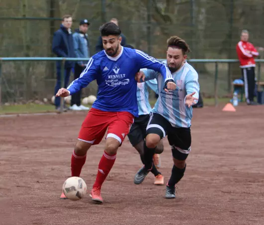 Asan Saliev (VfL Pinneberg II, links), der das Torfestival eröffnete, gegen TBS-Akteur Fatih Azar.
