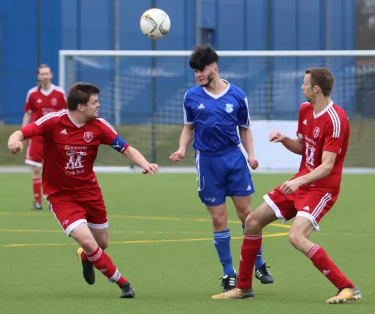 Der Tornescher Oguzhan Özen (Mitte) kommt zwischen den Heistmern Simon Reinecke (links) und Timo Kaland zum Kopfball.