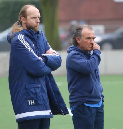 In ihrer Funktion als Dassendorfer Trainer gastieren Thomas<br>Hoffmann (links) und Peter Martens am Mittwochabend letztmals in<br>Bönningstedt.