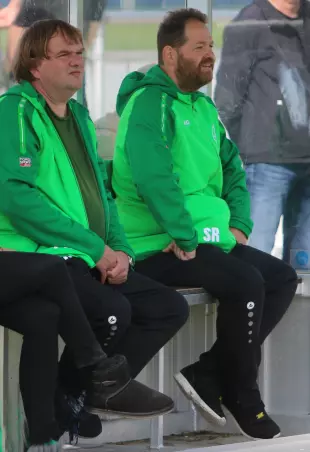 Sven Rasmus (rechts) sitzt nur noch bis zum<br>Saisonende auf der Waldenauer Trainerbank.