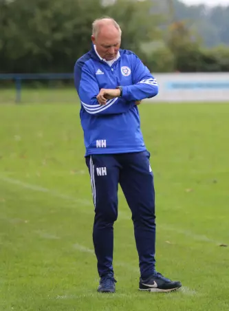 Nils Hammermanns Uhr als Coach der Reserve von<br>Holsatia/Elmshorner MTV läuft ab: In der<br>kommenden Saison ist er Liga-Trainer.