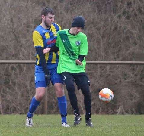 Fabian Kiesel (Tangstedt II, links) im Duell mit Simon Repenning von den Sportfreunden Holm.