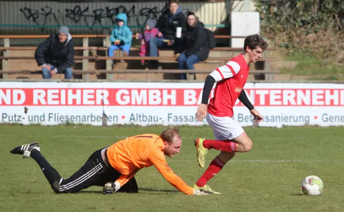 Der Duvenstedter Maximilian Ehle (rechts) ist auf seinem Weg zum 0:3 an FCW-Keeper Ole Werner vorbei gezogen.
