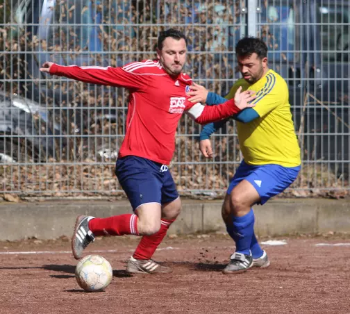 SVB-Kapitän Soner Sarimehmetoglu (links) gegen BU-Akteur Ahmad Fahim Sargar.