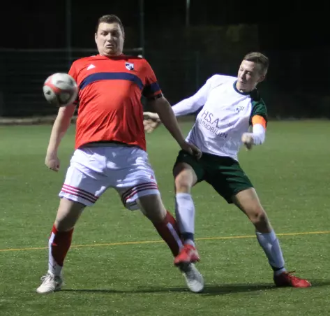 Alexander Tietz (Union 03, links) ist hier vor dem Heidgrabener Kapitän Yannick Schwadtke am Ball.