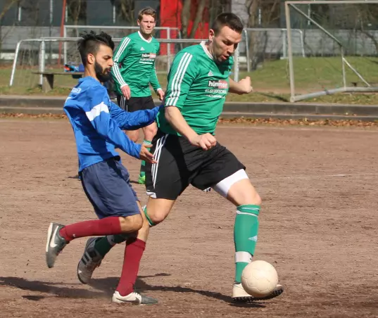 Hier trifft der Bahrenfelder Matthias Wroblewski (rechts) zum zwischenzeitlichen 4:0.