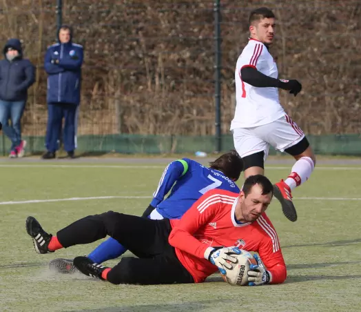 Tobias Braun (vorne), hier noch im Türkiye-Trikot im Spiel gegen den VfL Pinneberg, fängt die Bälle bald für die TuS Dassendorf.