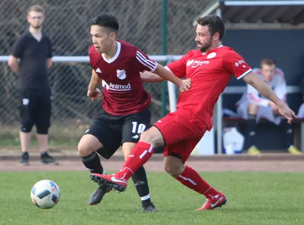 Ngoc Phi Duong (FCE II, links) gegen Maximilian Klose (MSV, rechts).