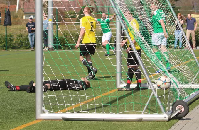 Während SVE-Keeper Dennis Lippert (links) geschlagen am Boden liegt, feiert der Heidgrabener Klaas Böke (im grünen Trikot in der Mitte) sein Ecken-Tor.