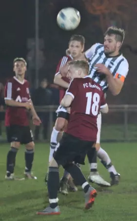 Rasensport-Kapitän Philipp Ehlers (rechts)<br>beim Kopfball gegen FCE-Akteur Daniel Siedo.