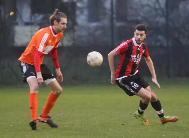 Finn Arendt (Lieth II, links) im Duell mit Ibrahim Albostan vom TSV Uetersen.
