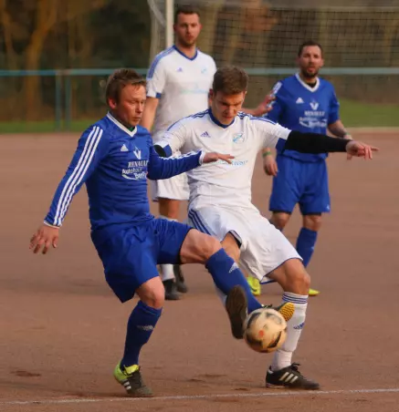 Flemming Lüneburg (vorne rechts), einer der Ex-Pinneberger in den<br>Reihen der Tornescher, im Duell mit VfL-Akteur Jan Jania.