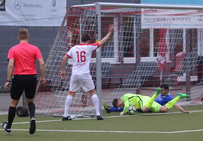 Ob der Ball die Torlinie bereits komplett überschritten hatte, bevor ihn TuS-Torwart Patrick Hartmann unter sich begrub, ließ sich nicht aufklären. Schiedsrichter Florian Pötter (links) hatte aber gute Sicht.