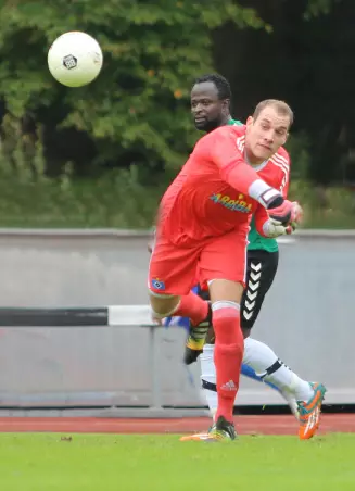 Jan Haerting, der hier vor dem Wedeler Eric<br>Agyemang zum Abwurf gekommen ist, wechselt<br>im Sommer zum SC Poppenbüttel.