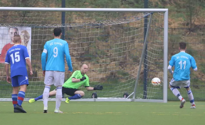 Der Ellerauer Ole Schneemann (rechts) verwandelt den Elfmeter zum 2:1-Anschlusstreffer; Union-Torwart Björn Schramm (im grünen Trikot) streckt sich vergeblich.