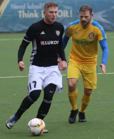 Janis Korczanowski (rechts), hier gegen Vincent Boock<br>vom FC Teutonia 05, bleibt bis 2019 bei BU.