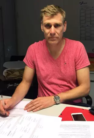 Joachim Dankowski bei der Vertragsunterzeichnung.