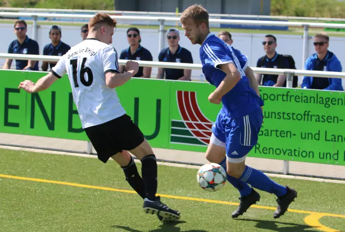 Vor den Augen der Tornescher Liga-Spieler trifft Oliver Pracht von der Union-Reserve (rechts) hier auf Gencler-Akteur Velat Ercek.