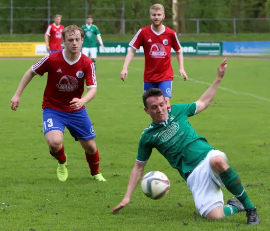 Die Pinneberger Marcel Uitz (links) und Sven Christian Kulicke (rechts) zwangen die Wedeler um Jorma Eggers in die Knie.
