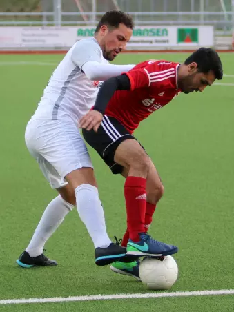 Hajji Jamal (Lurup, rechts) behauptet den Ball vor<br>Roland-Kapitän Burak Bayram.