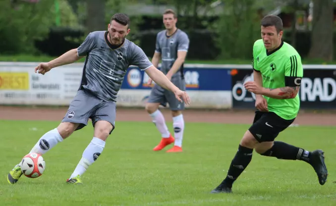 Der Rasensportler Veton Hajrizi (links) beim Torschuss gegen MSV-Kapitän Christian Posern.