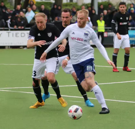 Der Dassendorfer Sven Möller (rechts) ist hier vor Teutonias Arne Gillich am Ball.