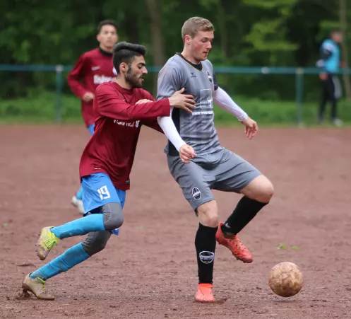 Der Pinneberger Rzgan Mirza Elias (links) gegen Rasensport-Akteur Mats-Lennart Enderle.