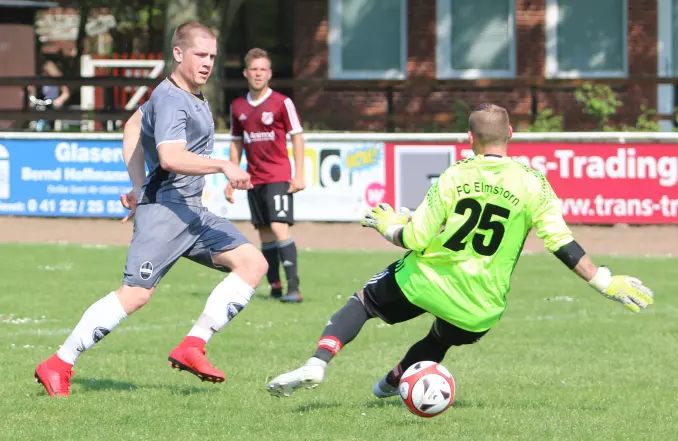 Marvin Schramm (Rasensport Uetersen, links) überwindet FCE-Keeper Marcel Peise zum zwischenzeitlichen 3:0.