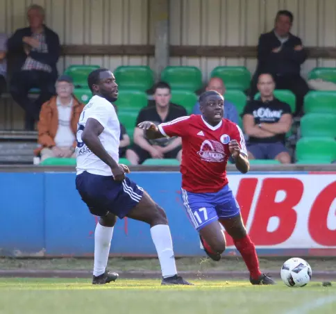 TuS-Verteidiger Jeremy Opoku Karikari (links) gegen den Pinneberger Samuel Amoah.