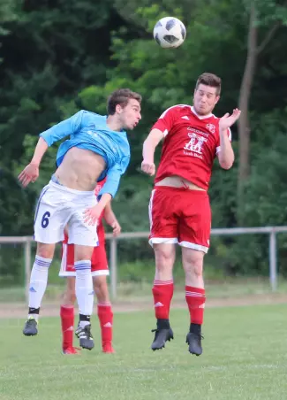 Kann auch bauchfrei tragen: Der Ellerauer Yannik<br>Terrey (links) im Luftkampf mit dem Heistmer Marc<br>Richert.