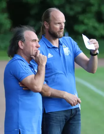 Stehen am Pfingstmontag zum vorletzten Mal für die<br>Dassendorfer an der Seitenlinie: Peter Martens (links)<br>und Thomas Hoffmann.