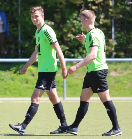 Komm, schlag ein: Henri Weigand (links) und Jannick Prien<br>verlängerten beim FC Elmshorn für die kommende Saison.