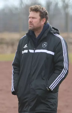 Trainer Lewe Timm, der mit Nienstedten die<br>Meisterschaft in der Bezirksliga West bereits<br>sicher hat, gastiert am Dienstagabend<br>zum letzten Saisonspiel bei Roland Wedel.