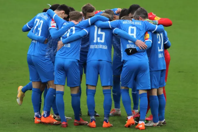 Die Mannschaft von Holstein Kiel befindet sich zurzeit in eine vom Gesundheitsamt Kiel verhängten Corona-Quarantäne.